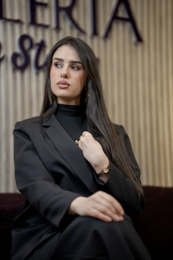 تفاصيل بدلة سوداء